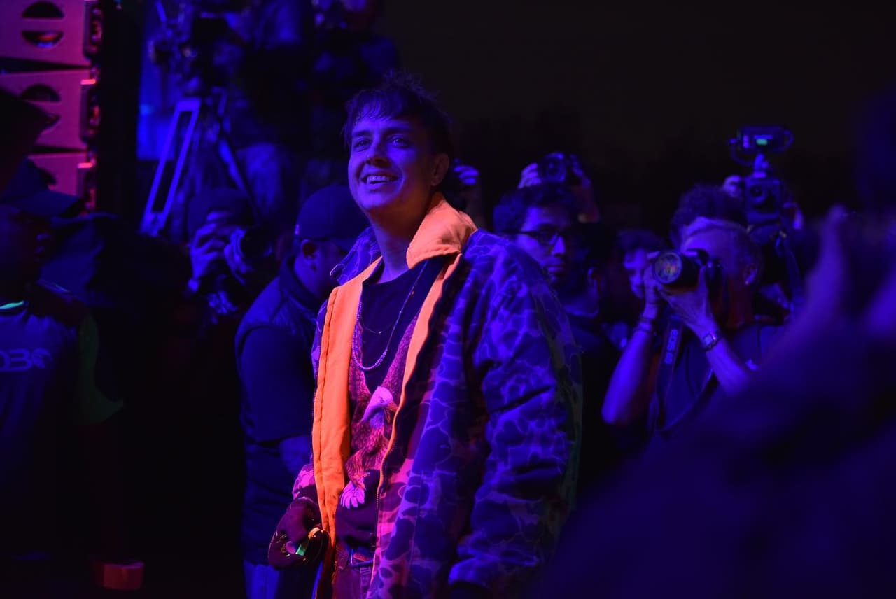 El cantante hasta se bajó del escenario y cantó entre el público.
