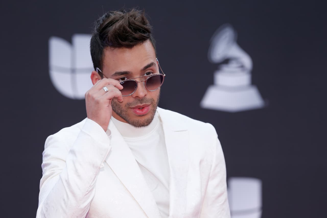 Prince Royce prefirió utilizar un conjunto color blanco y combinarlo con una playera del mismo tono. Los lentes de sol no pudieron faltar.