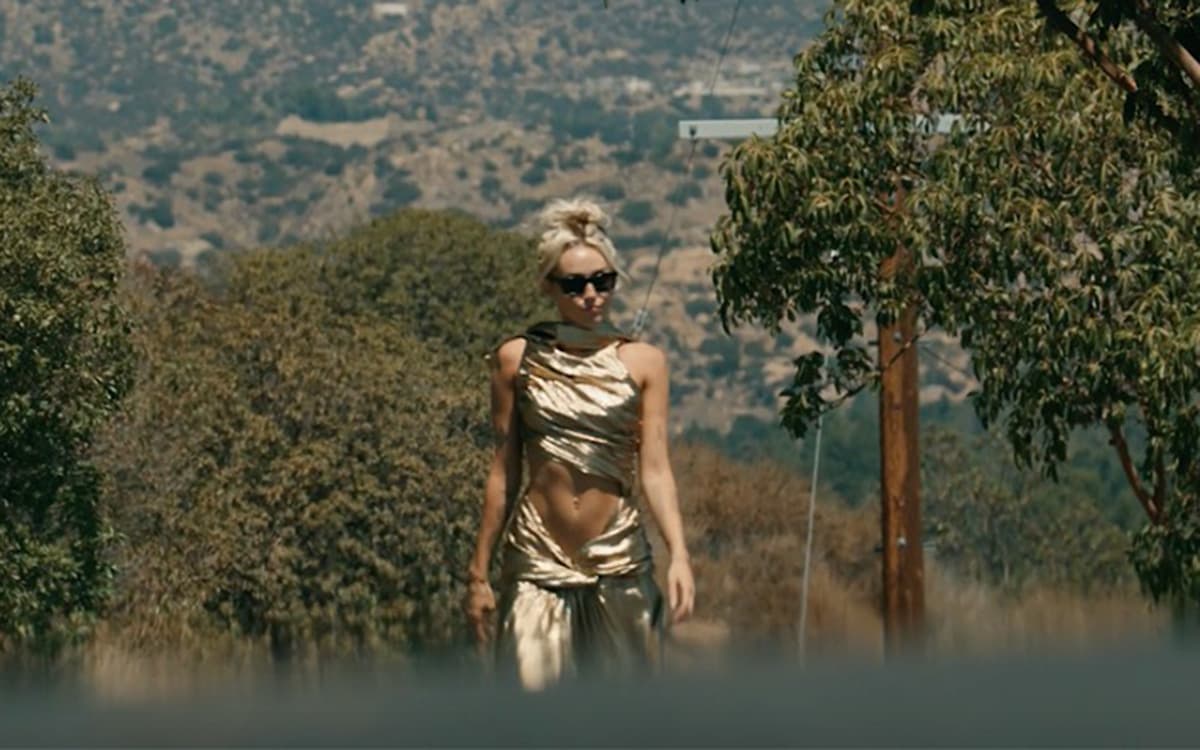 Miley Cyrus regresará a la música con la canción "Flowers"