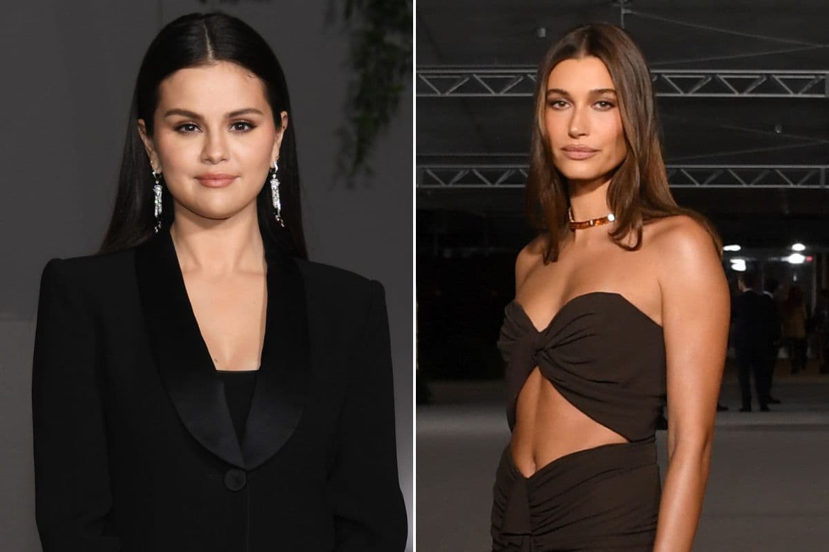 Selena Gomez y Hailey Bieber posan en el evento del Museo de los Grammy en Los Ángeles, California, 2022