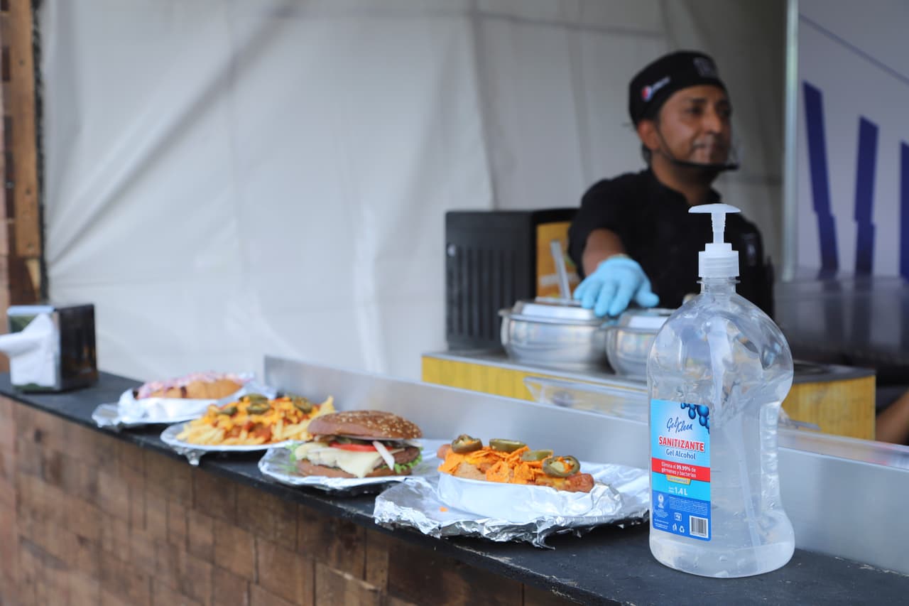 Además, el festival colocó gel atibacterial en los puestos de comida y baños, con la intención de alentar que los asistentes estuvieran constantemente lavando sus manos.