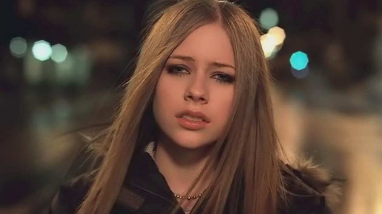 Directo en la nostalgia: Avril Lavigne aparece cantando ‘I’m With You’