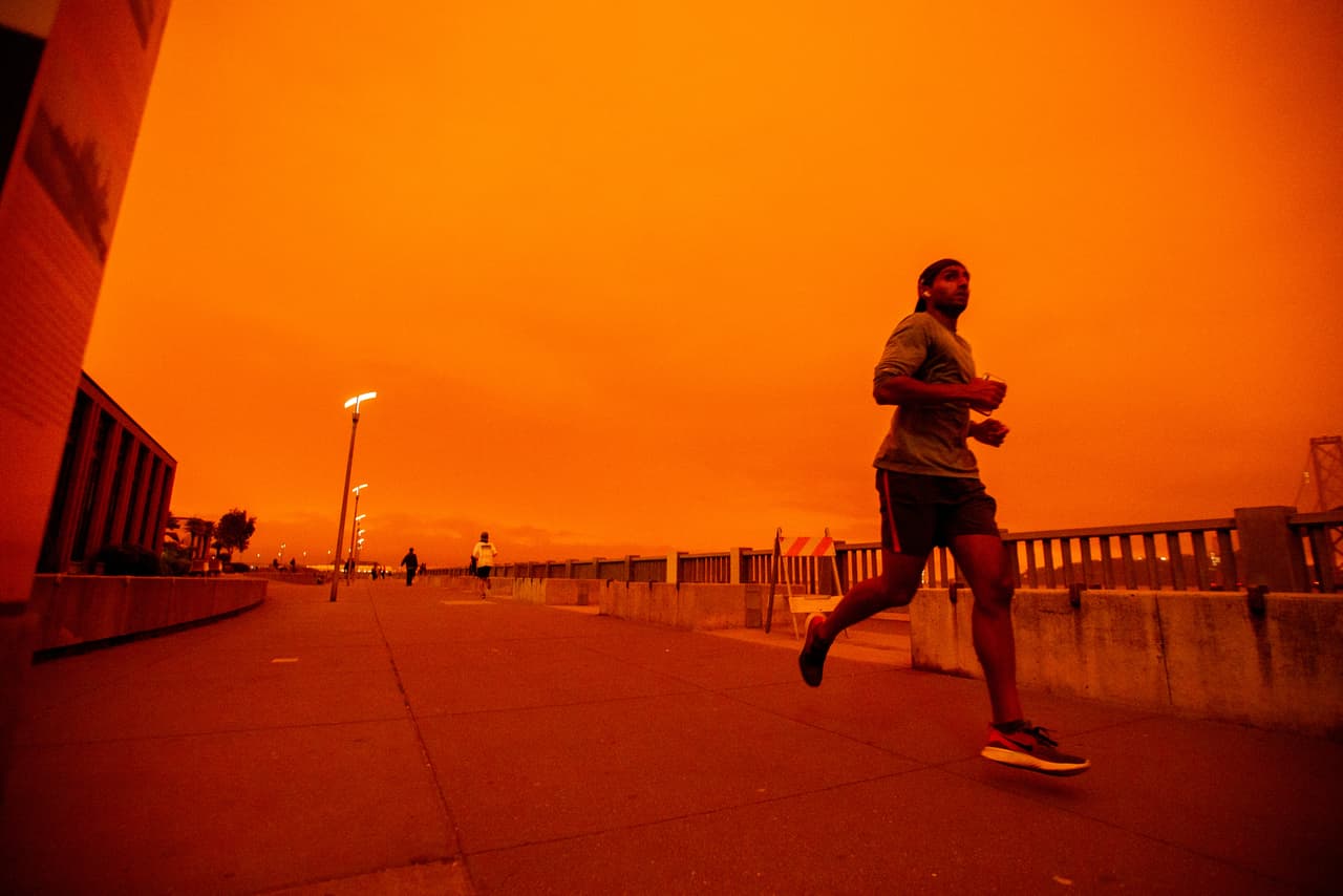 Y quienes salen para intentar tener su vida normal, como los corredores que buscan hacer ejercicio, deben de sortear las condiciones del cielo lleno de humo y respirar este aire contaminado.
<br>