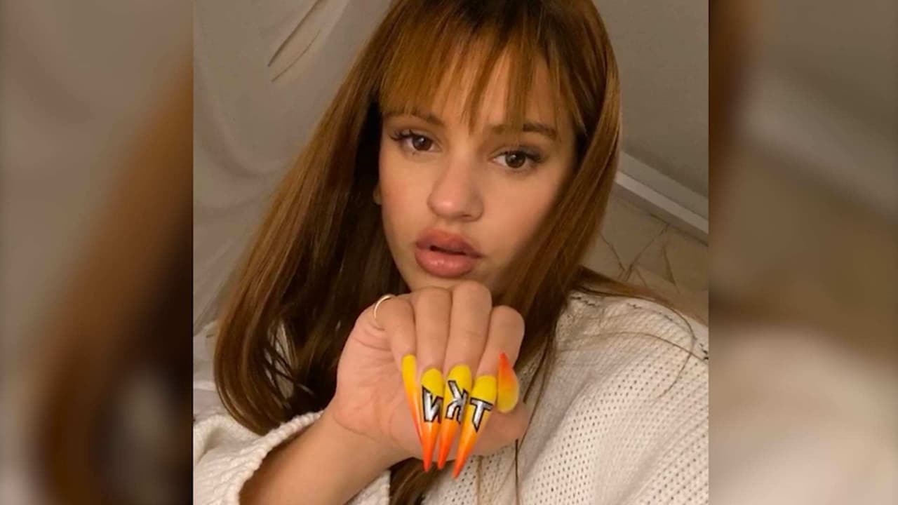 Rosalía volvió a demostrar que sus uñas no le estorban ni en la cocina