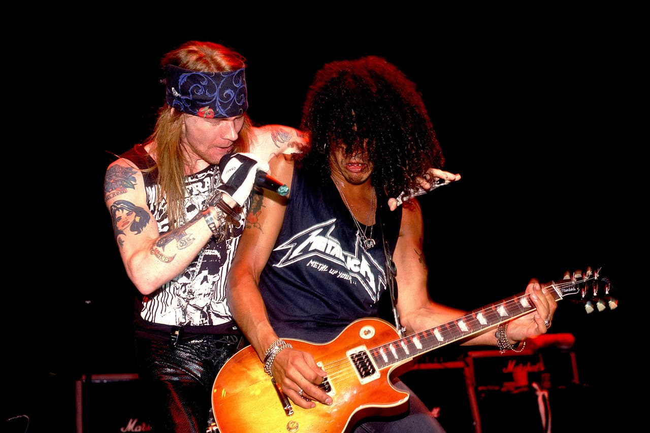 En 1991, Slash colaboró con Michael Jackson en “Black or White”, algo que Axl Rose no tomó demasiado bien debido a las acusaciones de pedofilia que recibía el Rey del Pop. Como venganza, el vocalista de Guns N Roses reemplazó una guitarra que grabó Slash en su cover de “Sympathy for the Devil” de los Rolling Stones. Las peleas aumentaron cuando el guitarrista abandonó a la banda en 1996 y Rose compró los derechos del nombre del grupo.