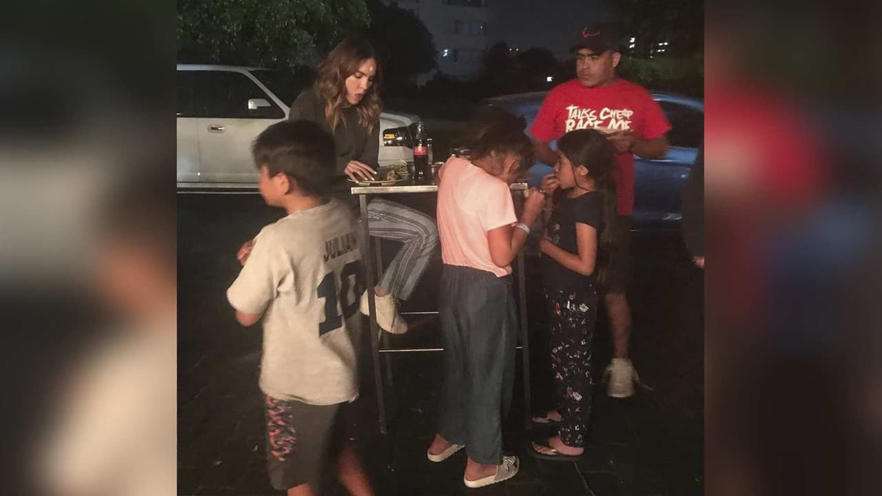 Captan a Belinda comiendo taquitos en la calle