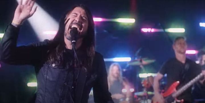 Foo Fighter grabó un cover de Bee Gees