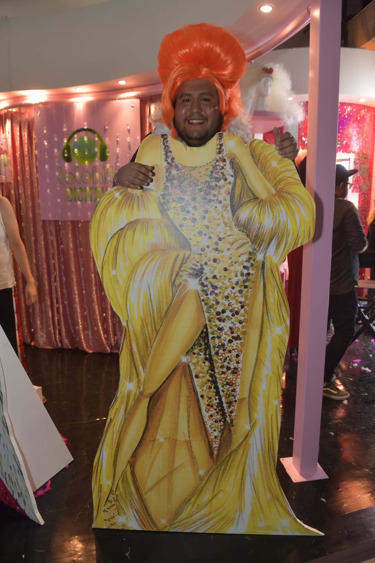Maquillaje, peluca y todo para ser drag