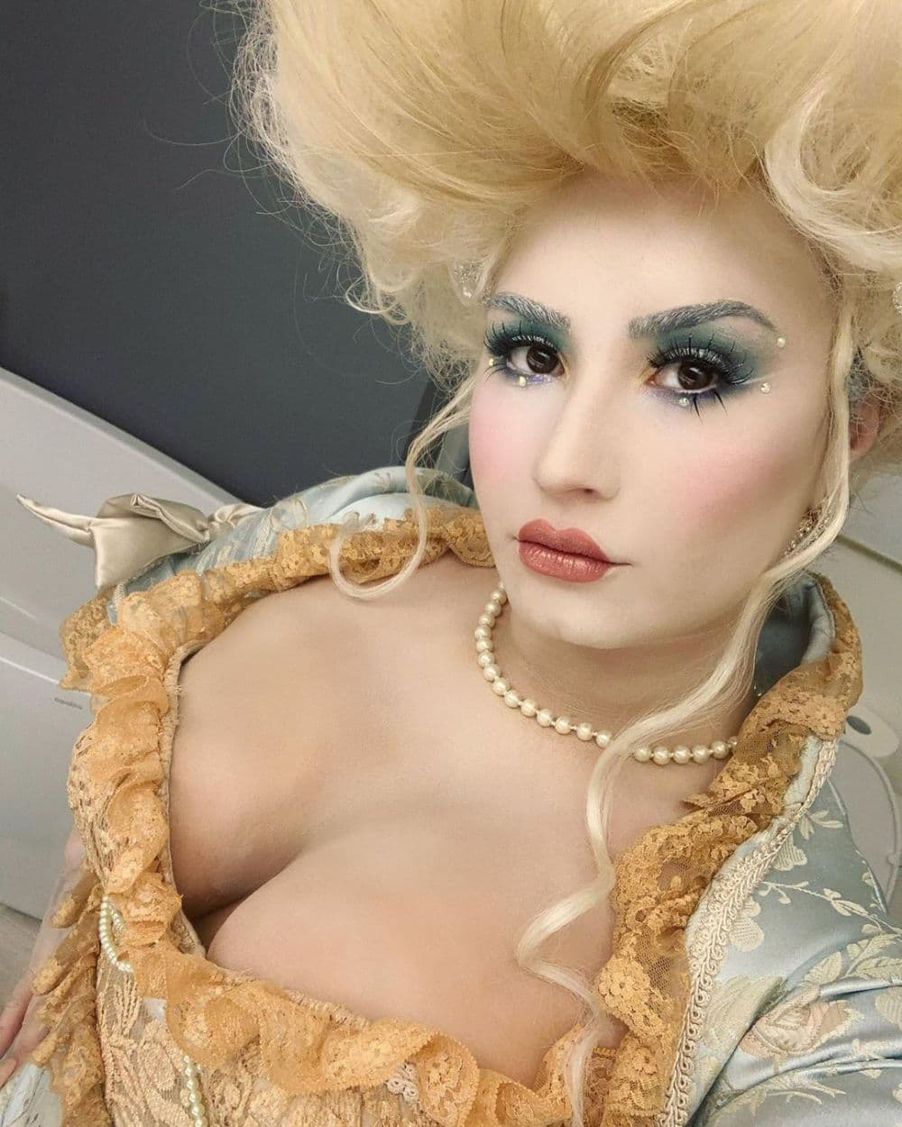 Inspirarse en María Antonieta para un atuendo femenino, con perlas, encaje y una gran peluca rubia.