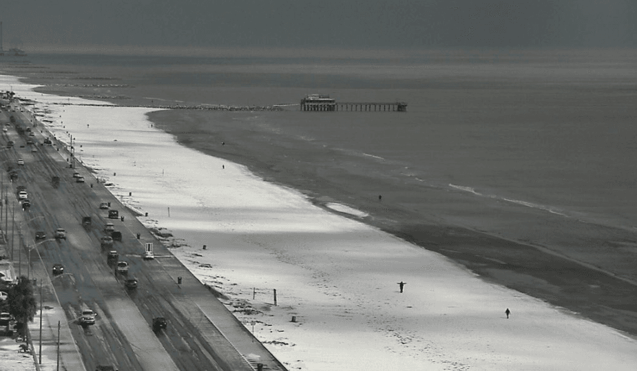 Y las costas de Estados Unidos quedaron cubiertas. Por ejemplo, en Galveston, Texas, la arena fue intercambiada por nieve.