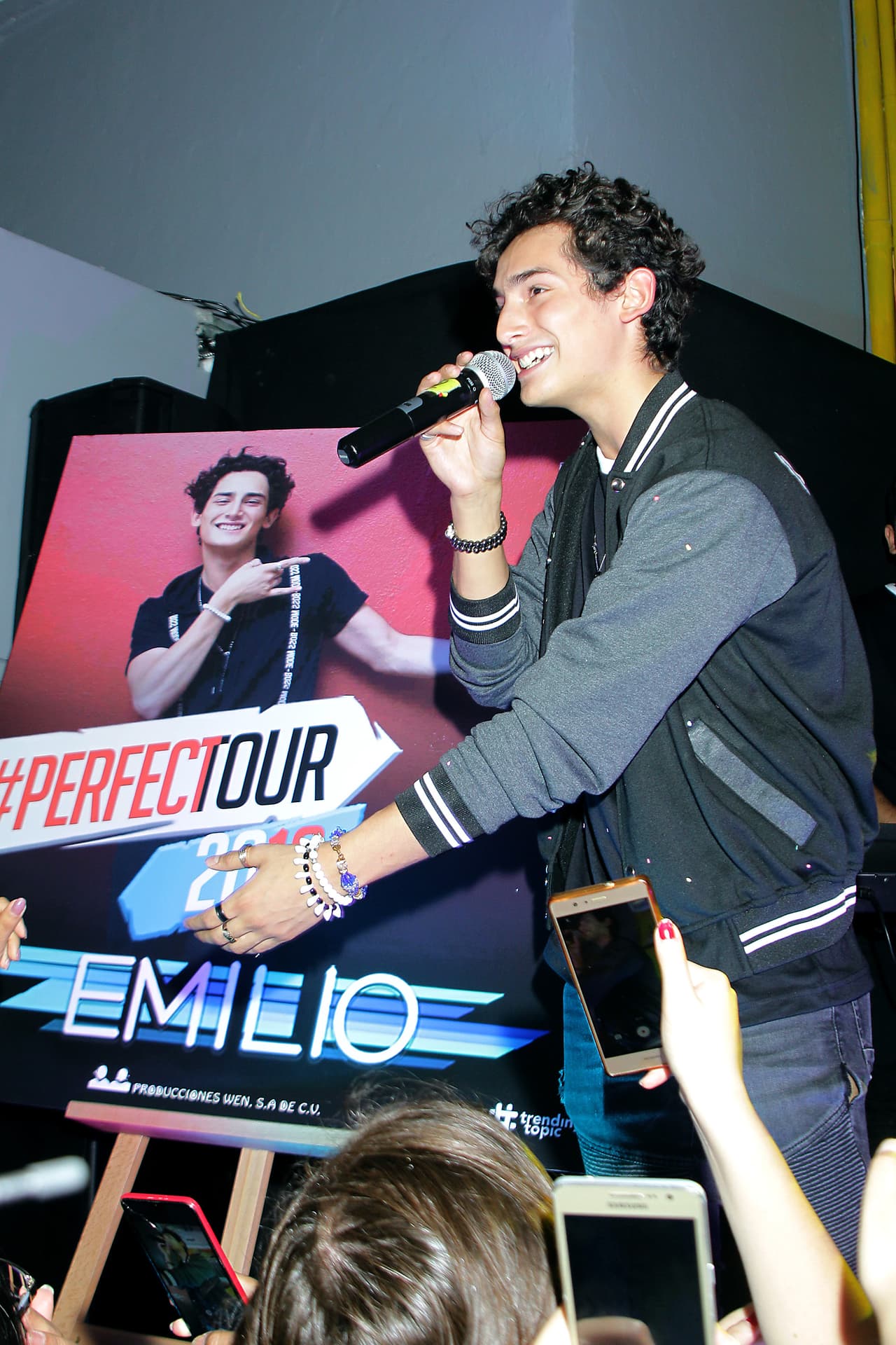 Emilio tiene un concierto programado para el 20 de septiembre, fecha que, hasta el momento, sigue en pie. El cantante no solo se encuentra emocionado por esta presentación, sino porque su colaboración con Karol saldría poco antes de esta fecha.