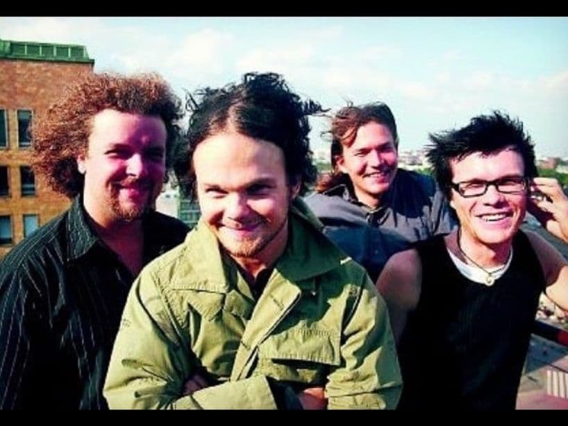 Desde sus inicios, The Rasmus mostró un sonido único en su música, pero también en su estilo. Aunque ya no usa los accesorios, Lauri destacó por ponerse plumas negras en el cabello.