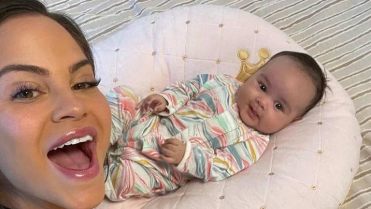 Prometido de Natti Natasha capta a la cantante y a su bebé en tierno momento frente al espejo