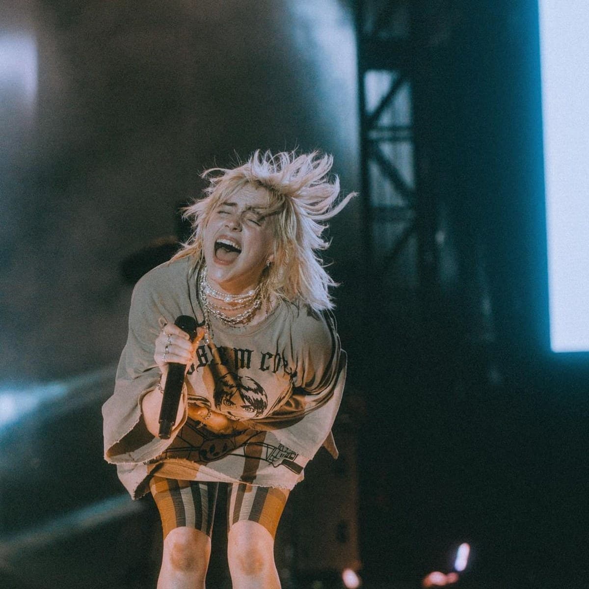 Billie Eilish interrumpe concierto para dar poderoso mensaje feminista