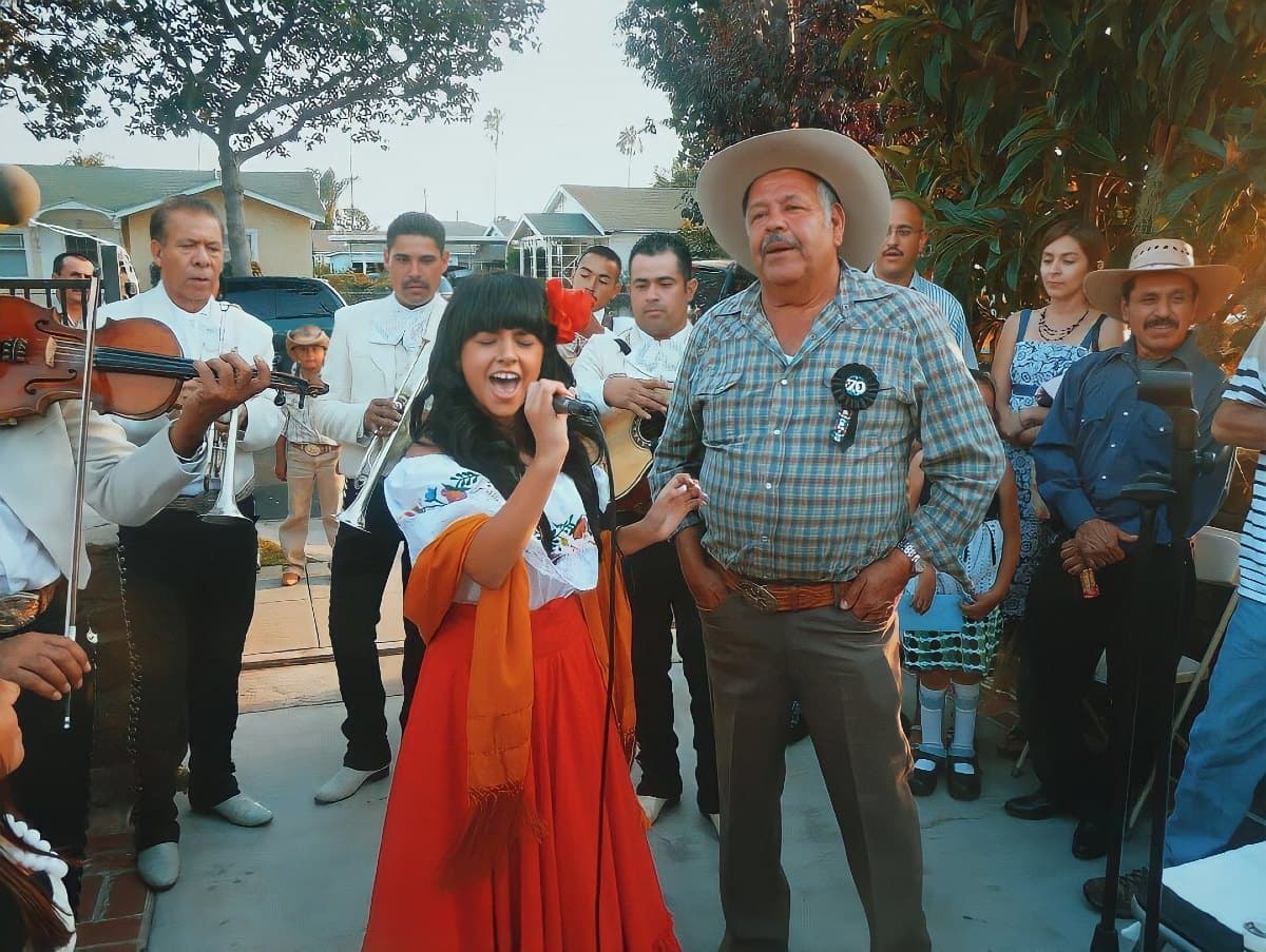 Becky G se despide de su abuelito Miguel con conmovedor post de Instagram