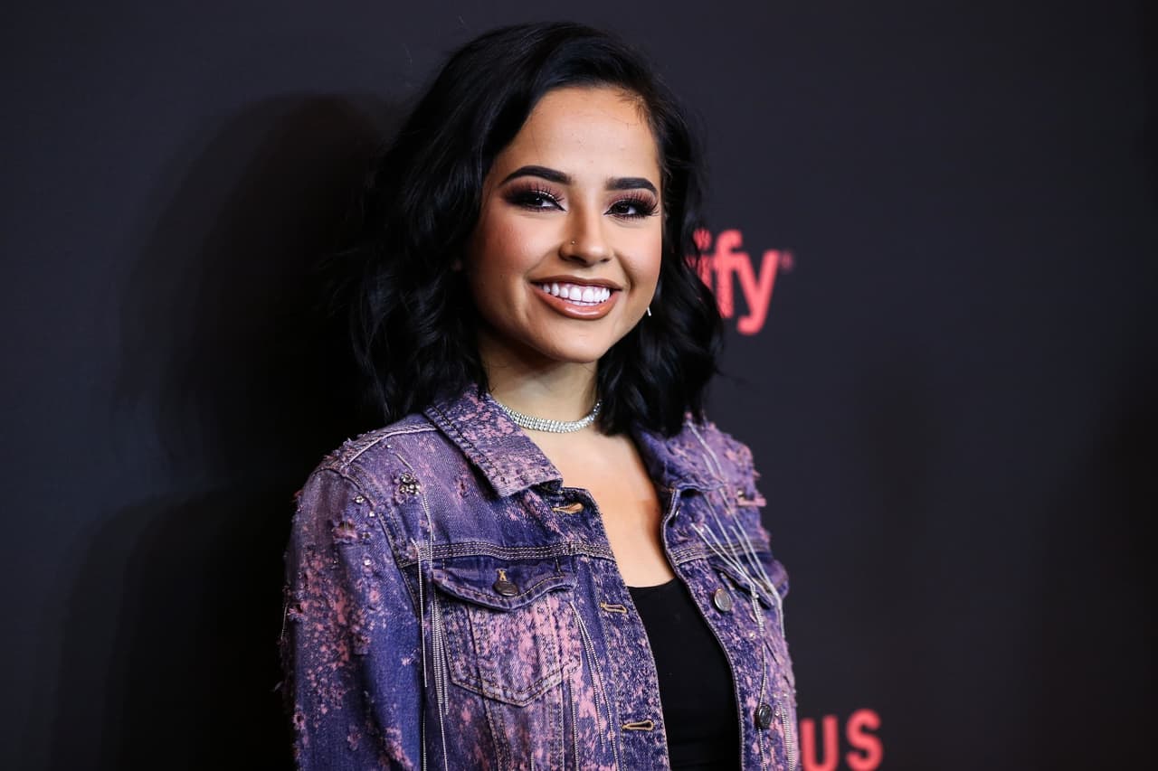 La cantante estadounidense Becky G posa en una alfombra roja en noviembre, 2018