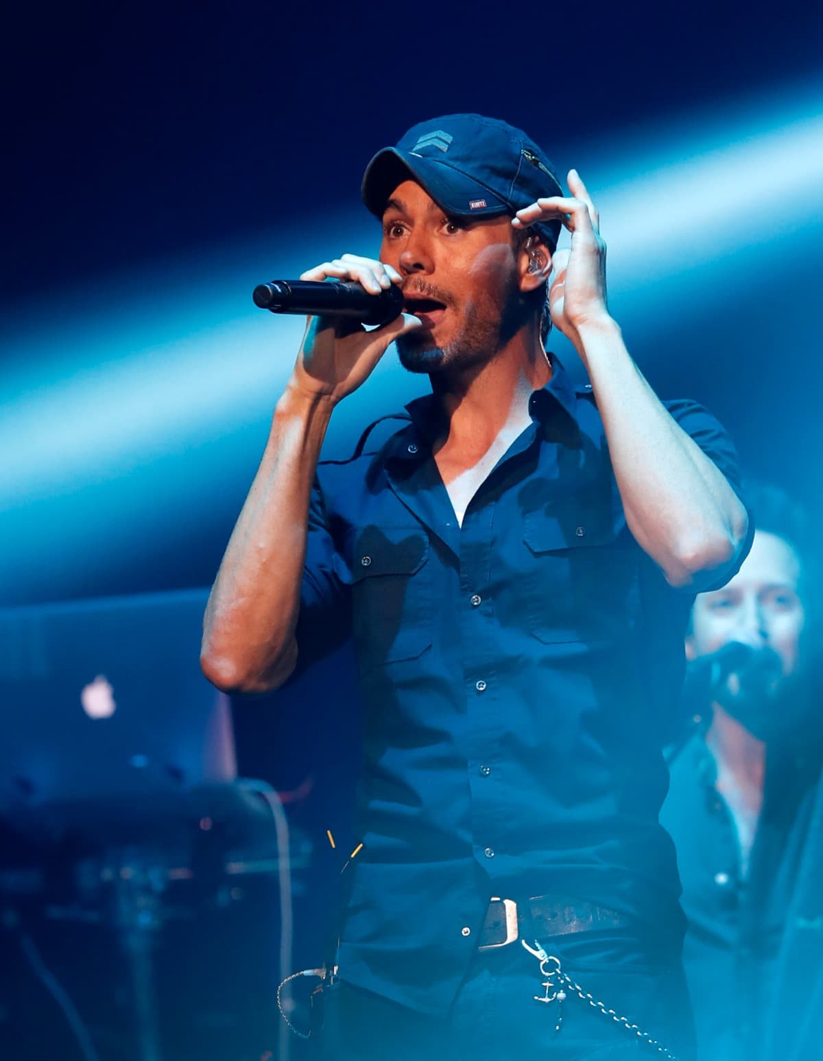 Enrique Iglesias lanza Final, con colaboraciones de Bad Bunny, Myke Towers y Farruko