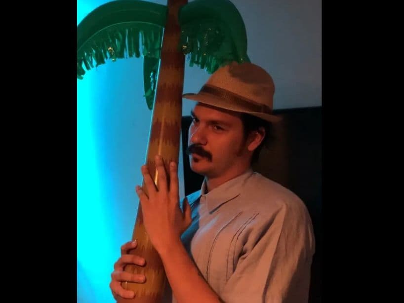Juan Gabriel fue protagonista de una imagen en la que posa con una palmera mientras mira al horizonte. Pronto, llegaron los memes y las ganas de llevarlo a un Halloween.
