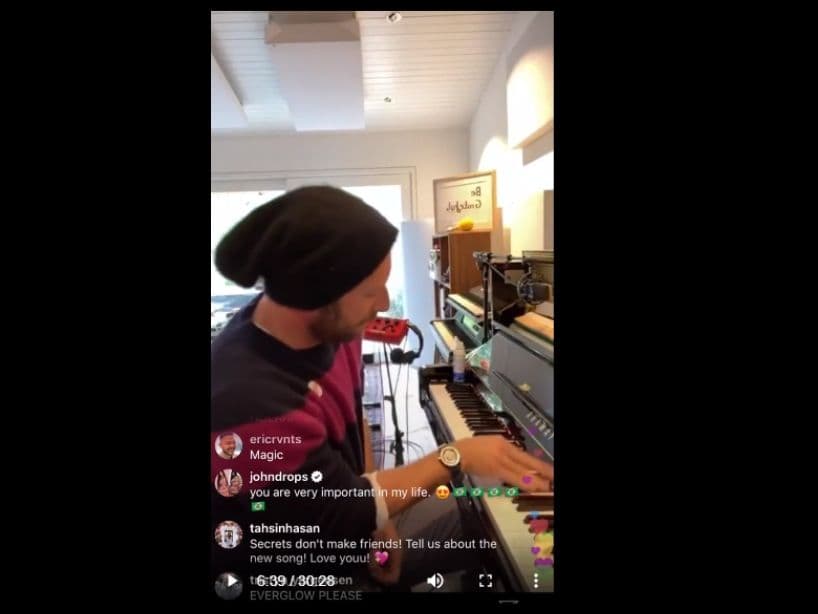 Con el hashtag #TogetherAtHome (juntos desde casa), el intérprete preguntó a sus fans qué canciones deseaban escuchar y los complació desde lejos para ayudarlos a animarlos en el encierro. Puedes encontrar la transmisión en la cuenta oficial de Instagram de la banda.