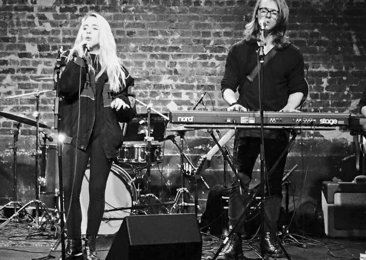 En octubre de 2015, Eilish grabó el sencillo su primer sencillo, “Ocean Eyes”, un año después la subió a la plataforma SoundCloud y se convirtió en un fenómeno viral.