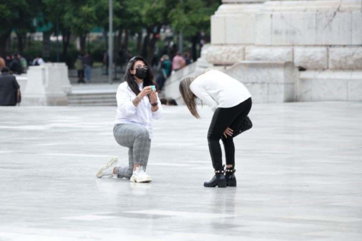 Desde la explanada de Bellas Artes y la Torre Latino, así fue la pedida de mano de estas dos chicas