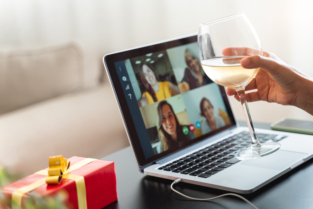 Las reuniones virtuales son una gran alternativa para celebrar las fiestas decembrinas y sobre todo, la forma más segura de hacerlo.
