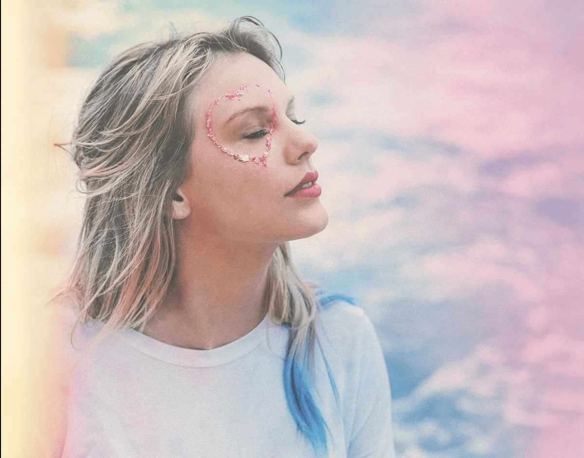 2019 nos trajo "Lover", un nuevo disco y una era más alegre para Taylor, llena de colores, buena vibra y amor en su vida. El álbum se convirtió en un éxito inmediato. Volvimos a verla usando tonos pasteles e incluso agregó algunas mechas de colores a su cabello.