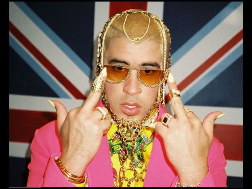 Bad Bunny no teme experimentar con su estilo al usar accesorios como anillos, collares y hasta barnices en sus uñas.