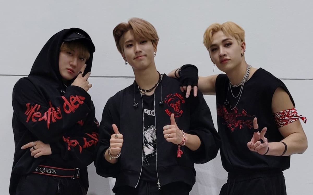 Además de sus contribuciones en canto y baile, Han, Bang Chan y Changbin han escrito alguno de los éxitos de Stray Kids