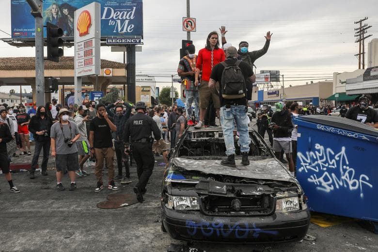Los Ángeles, Estados Unidos.
<br>
<br>Este terrible hecho que sucedió en Minneapolis, Minnesota, Estados Unidos, ha provocado que a lo largo del país norteamericano y algunas partes del mundo, salgan millones de personas a protestar en contra del racismo y la violencia.
<br>