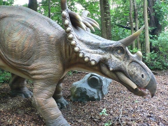 Todos los dinosaurios en la exposición se mueven y generan sonidos.