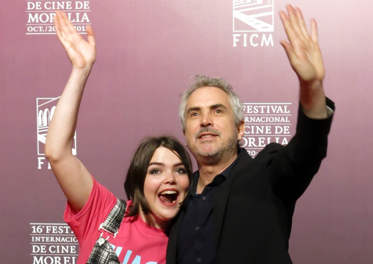 Alfonso Cuarón y su hija Tess Bu posan en el festival de cine de Morelia