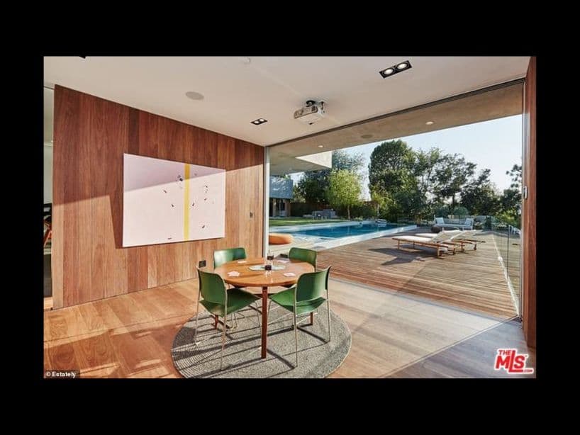 El inmueble vendido mide 3 mil 143 pies cuadrados, alrededor de 292 metros cuadrados.