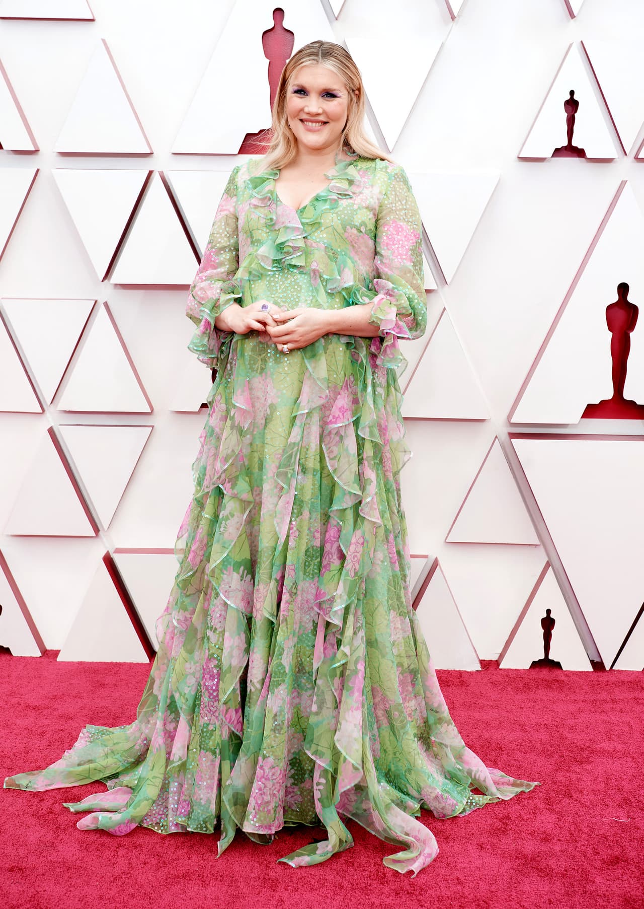 Emerald Fennell llegó con un Gucci verde con flores. Fue la creadora del guion de 
<b>Promising Young Woman.</b>