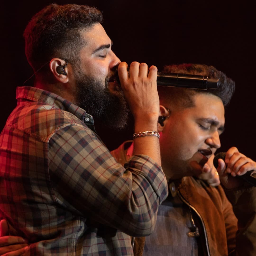 Los hermanos brasileños Henrique & Juliano aparecen en octavo. Tan solo su sencillo "Cuida bem dela" tiene 298 millones de views.