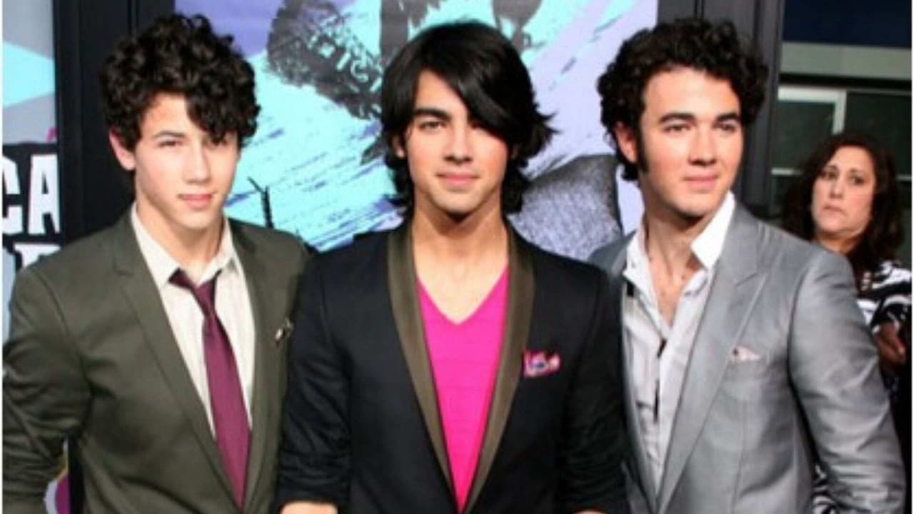 Joe Jonas regresa a su look de los 2000 y es como si nunca hubiera envejecido