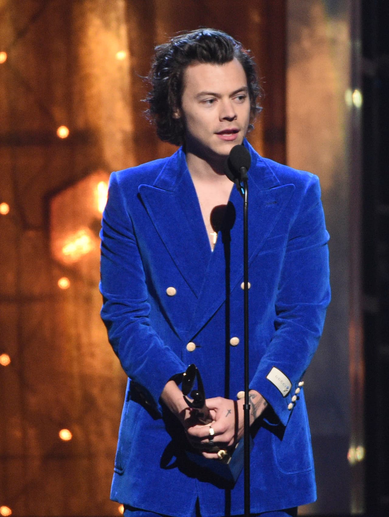 Harry Styles presents a trophy at the Rock & Roll Hall of Fame induction ceremony at the Barclays Center on Friday, March 29, 2019, in New York. (Photo by Evan Agostini/Invision/AP)