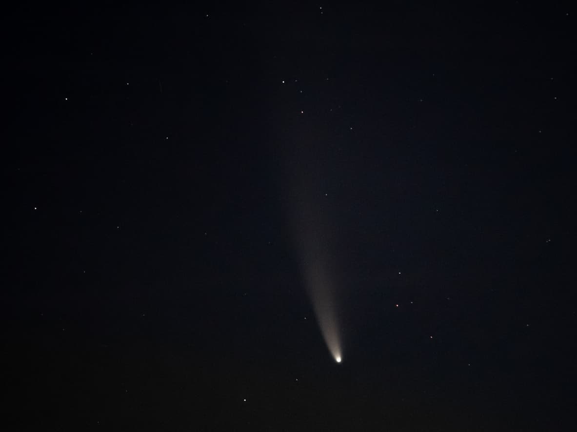 El nombre completo y oficial del cometa es C/2020 F3 NEOWISE
<a href="https://solarsystem.nasa.gov/resources/2527/comet-c2020-f3-neowise-over-utah/"> </a>y fue descubierto por la NASA en 2016.