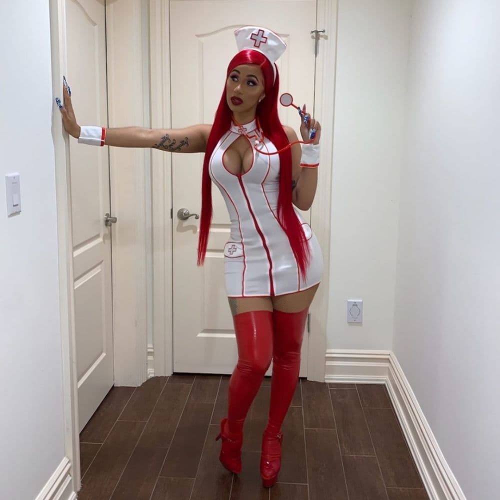 Cardi B se inclinó por un disfraz clásico, de enfermera, al que le dio un toque muy sexy con botas y peluca roja.