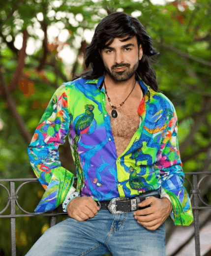 Imagínalo con el outfit del casanova Albertano y que te diga una de sus frases: "Como que la atmósfera de esta noche me inspira a darte un beso”.