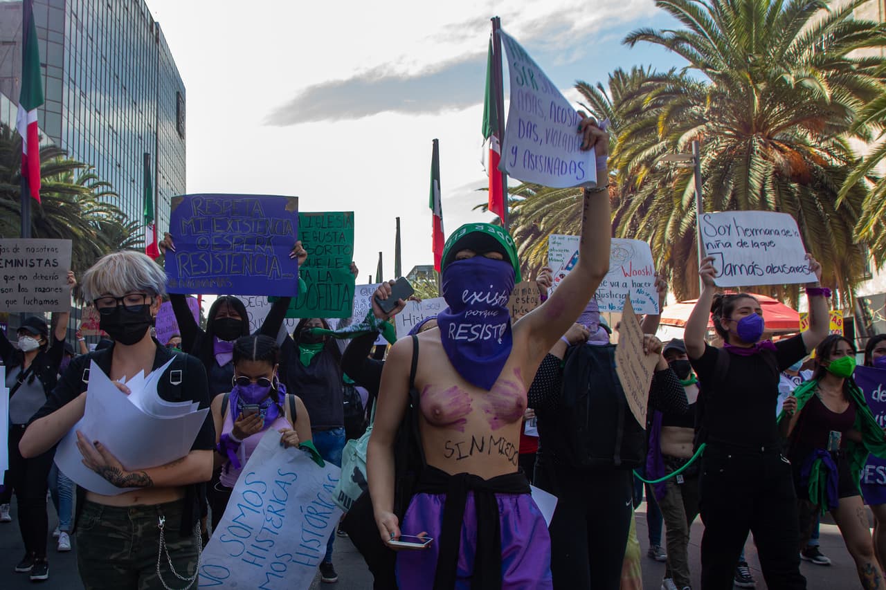 Algunas de las manifestantes decidieron hacerlo con la playera, mandando un mensaje en contra de la cosificación de la mujer, pues se le ha sexualizado históricamente.
<br>