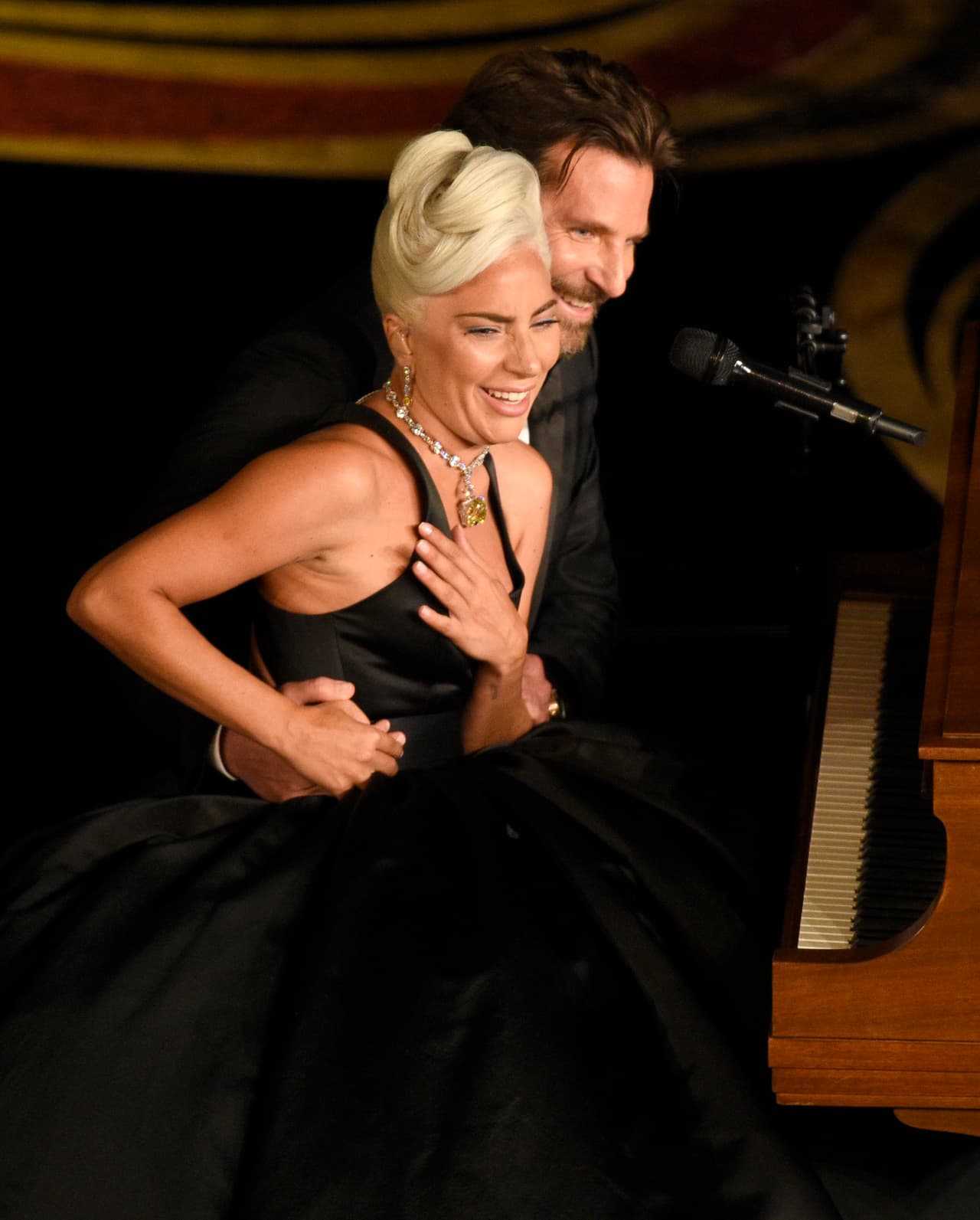Los rumores se avivaron luego de que el par presentará una emotiva interpretación "Shallow" en los premios Oscar 2019 de la película "Nace Una Estrella".