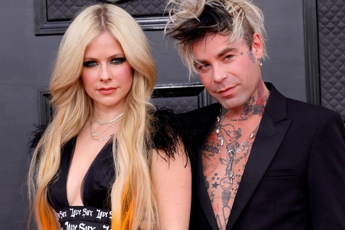Avril Lavigne y Mod Sun en alfombra roja de los Grammy 2022
