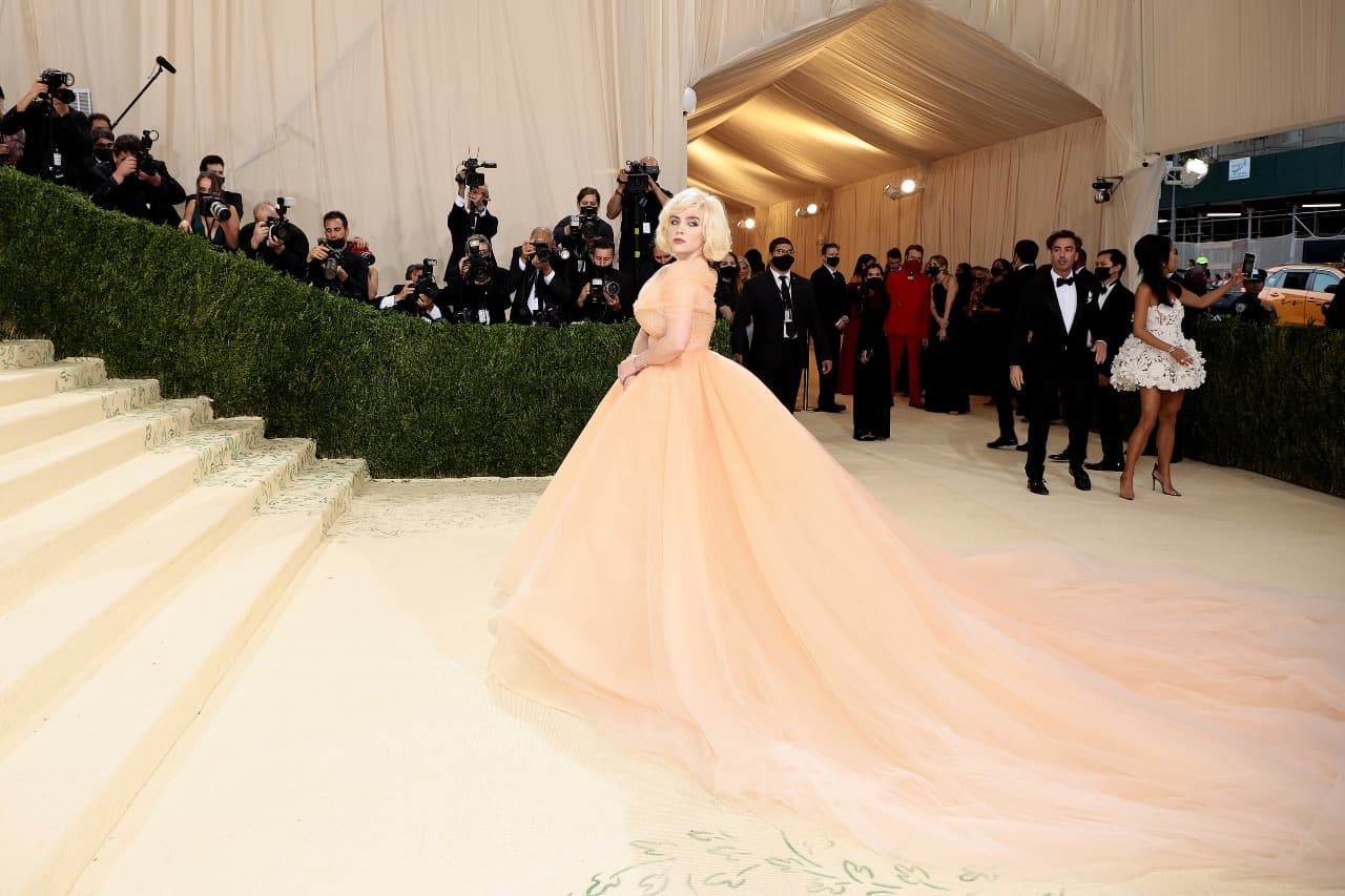 Billie Eilish, la coanfitriona más joven en la historia de la MET Gala.
