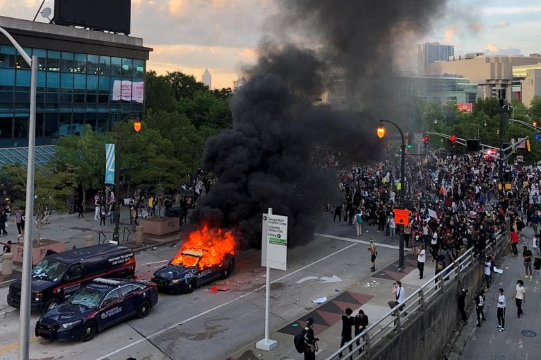 Atlanta, Estados Unidos.
<br>
<br>El enojo contra la policía escaló a tal punto que algunas patrullas fueron incendiadas.