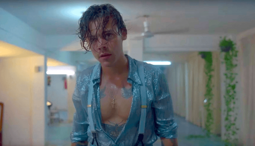 ¿Se acuerdan del aspecto setentero con el que apareció en "Lights Up"? con todo y la camisa abierta que nos dejó ver algunos de sus tatuajes y lo bien que luce a diez años de su debut.