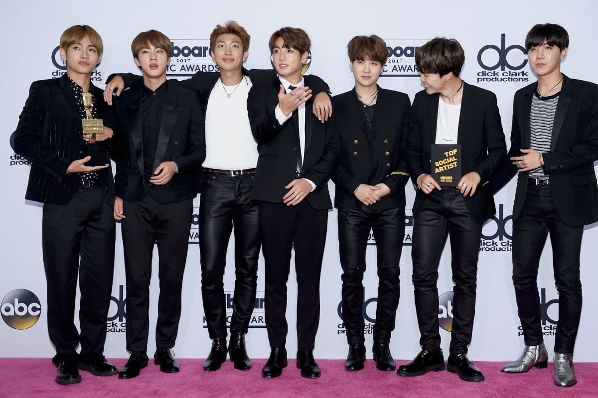 BTS recibe el premio de Top Social Artist en los Billboard Awards 2017 en Las Vegas, Nevada.