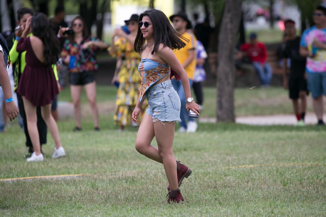 Previo a la lluvia el público parecía estar en una pasarela, donde todos tenían su propio estilo pero concordaban en algo fresco para disfrutar el calor y la música.