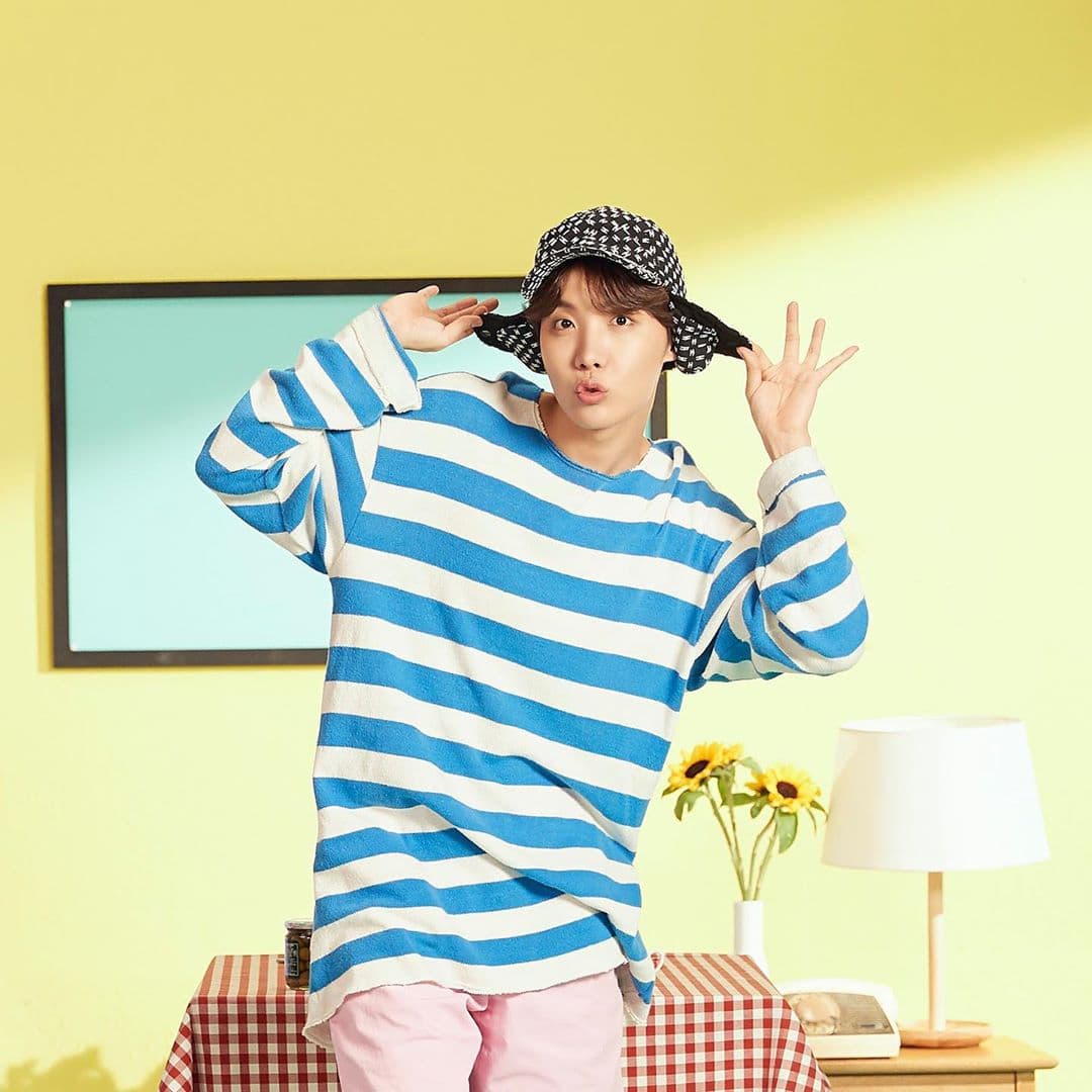 Actualmente tiene 25 años, a lo largo de su carrera ha grabado seis álbumes de estudio, seis EPs y cinco álbumes recopilatorios con BTS; y un disco como solista, el cual sacó en el 2018 bajo el nombre de “Hope World”.