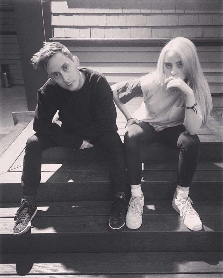 El tiempo pasó y su relación con su hermano se fue volviendo más cercana. En una entrevista, Billie y Finneas contaron que comenzaron a tocar juntos desde que eran muy jóvenes.